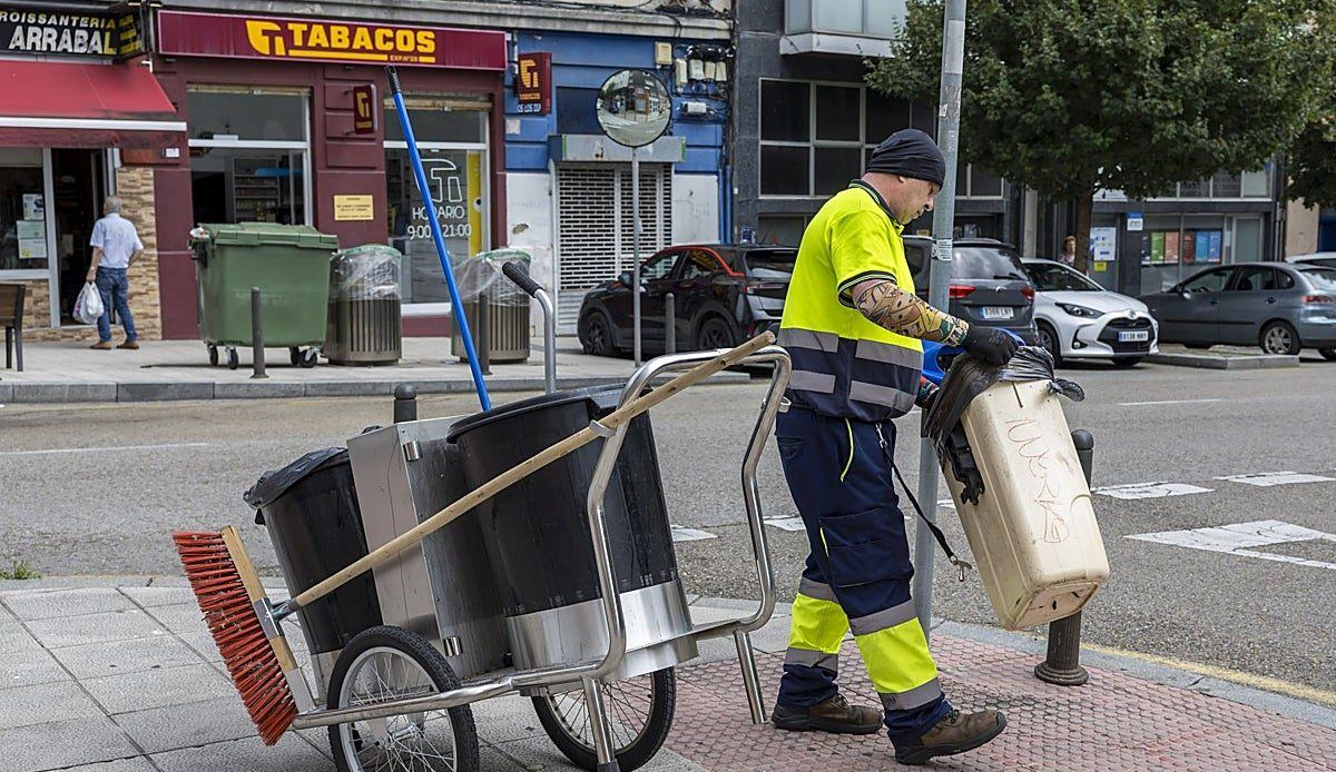 Los barrenderos de Santander libraron una batalla sin cuartel para mantener la ciudad limpia durante la Semana Grande