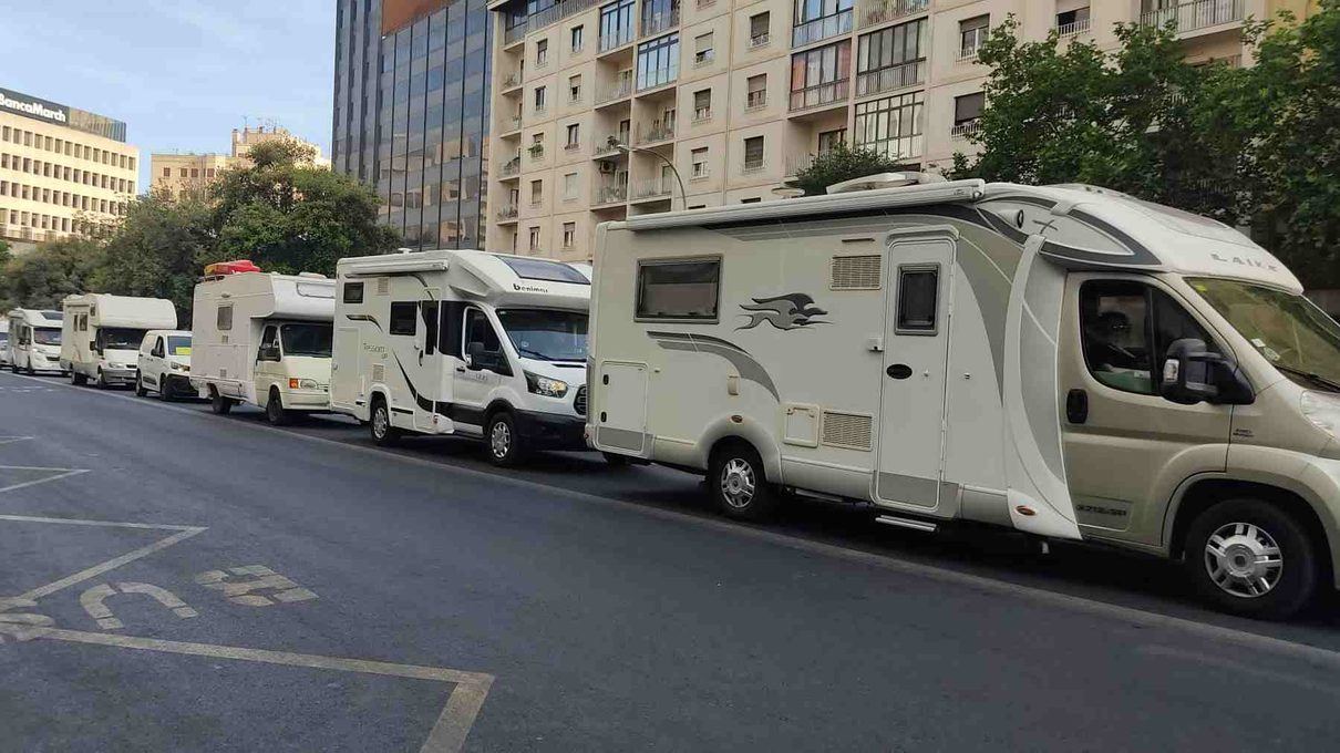 Los ayuntamientos cántabros blindan sus calles frente a las autocaravanas con señales de peso y marcas en el asfalto