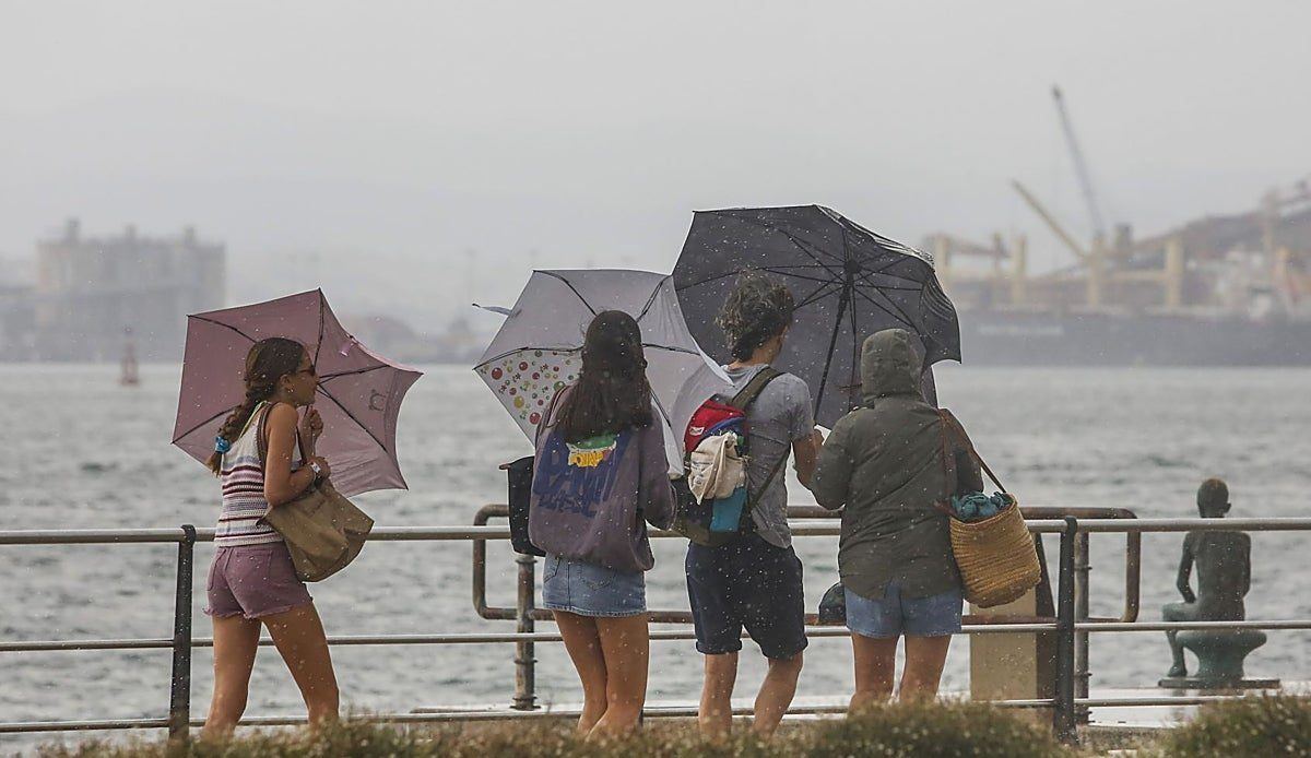 Más de 1.200 rayos sacuden Cantabria en una tarde de tormenta que arrancó parte de la fachada de una iglesia santanderina