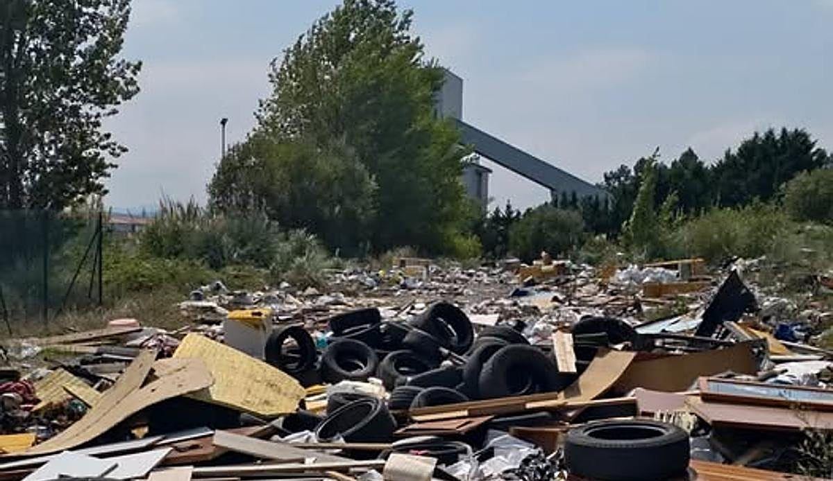 El aparcamiento de Riamar se hunde bajo toneladas de basura mientras Camargo y Costas se pasan la pelota