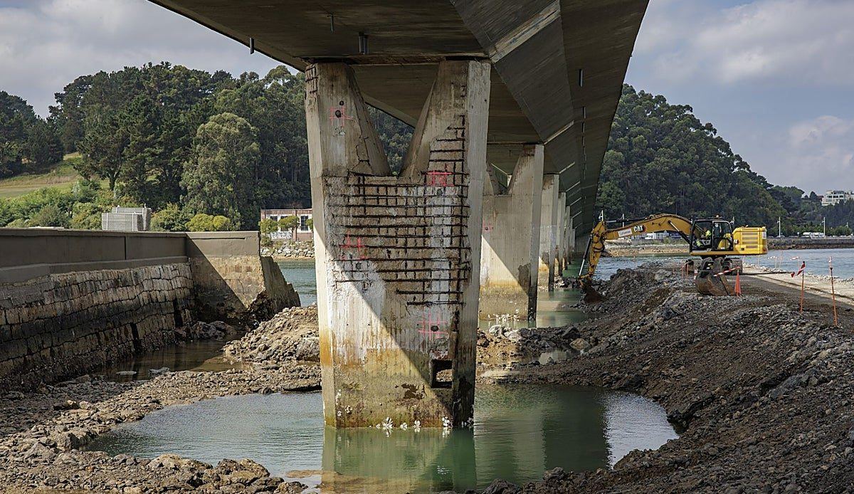 El puente de Somo se levanta un centímetro del agua en una operación sin precedentes en Cantabria