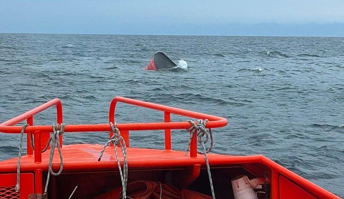 Un pesquero se hunde en llamas frente a Castro Urdiales y sus dos tripulantes son rescatados en balsa salvavidas