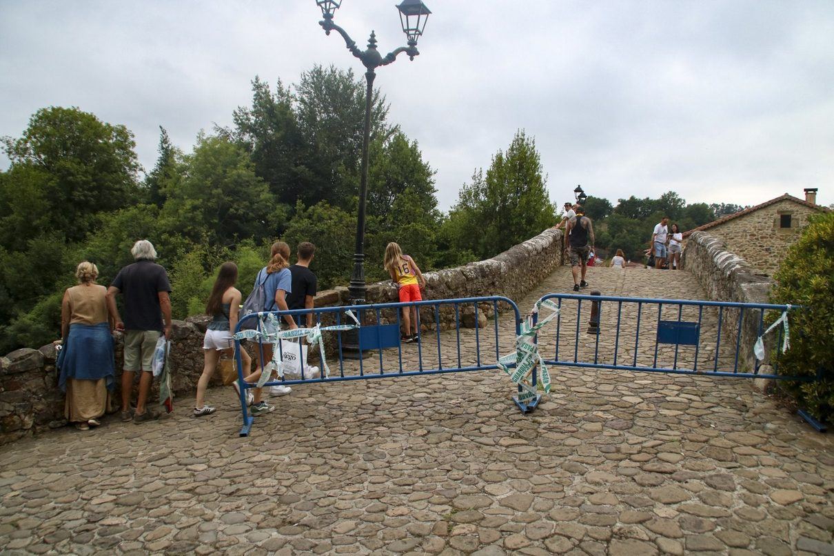 El Puente Mayor de Liérganes sigue abierto al paso pese a su peligrosa grieta: treinta y siete personas en un minuto