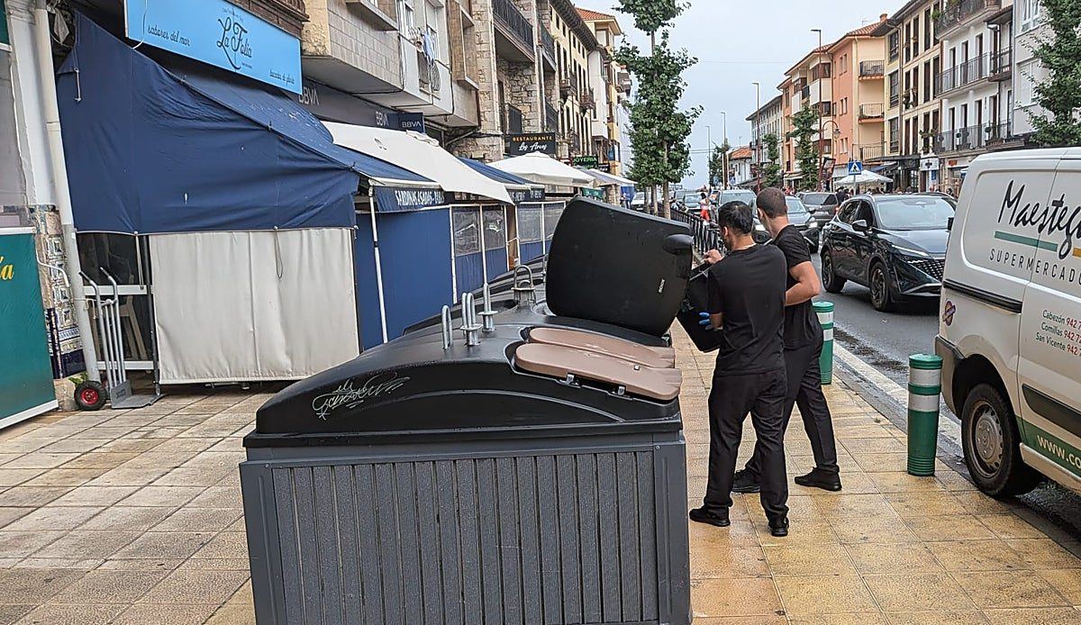 San Vicente de la Barquera respira de nuevo: cinco días de hedor y quejas dan paso a la normalidad en sus contenedores