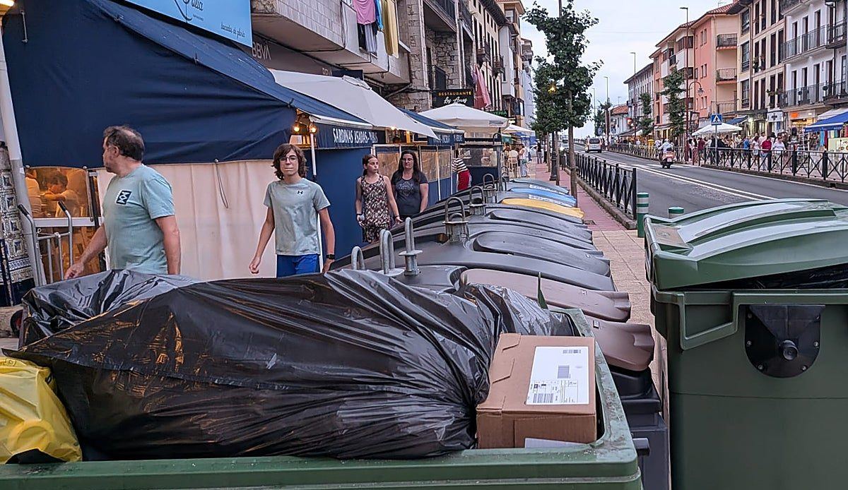 Cinco días sin recoger la basura en San Vicente de la Barquera obligan a los hosteleros a plantearse cerrar sus terrazas
