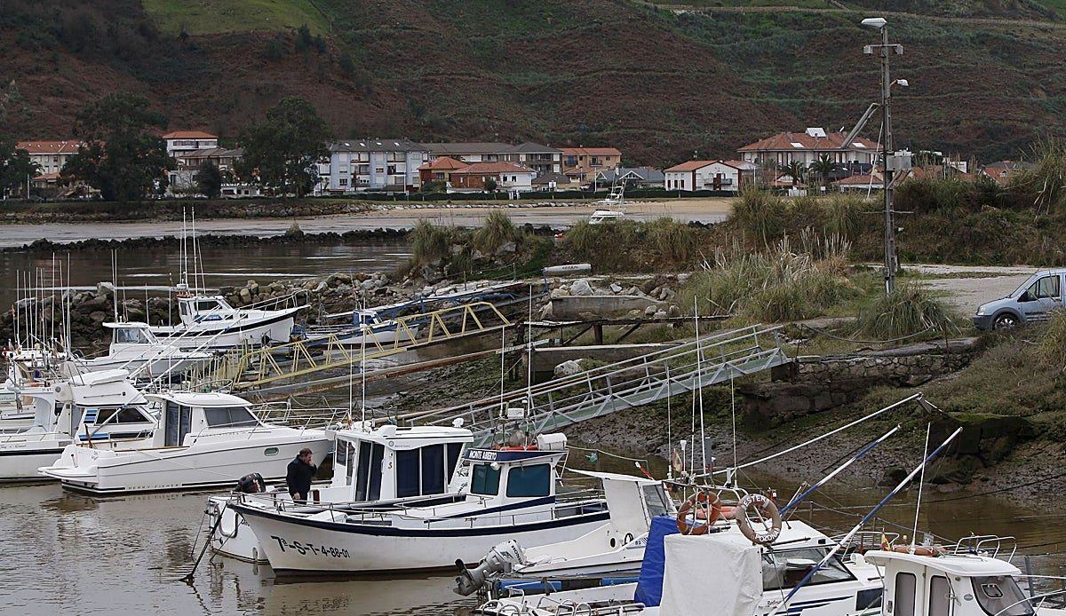 El puerto de La Pozona en Cuchía recibe por fin la inversión que sus usuarios llevan años esperando