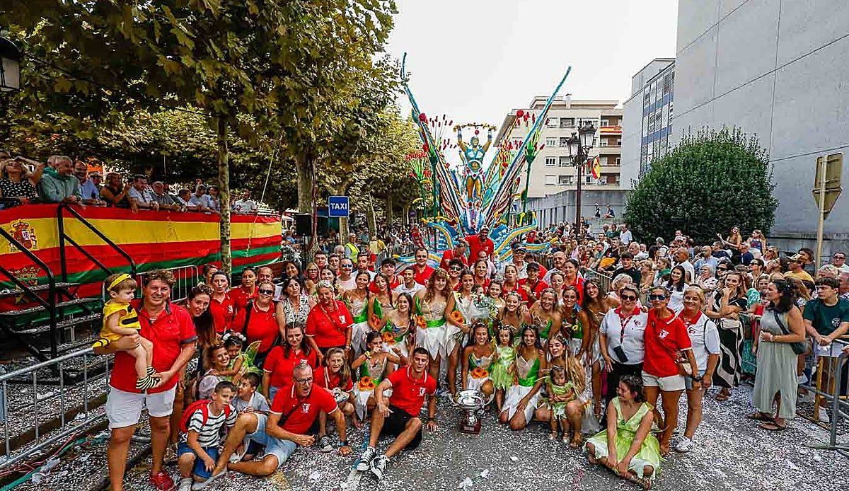 La colosal 'Volteando' se lleva el oro en la Gala Floral de Torrelavega entre un mar de confeti y aplausos