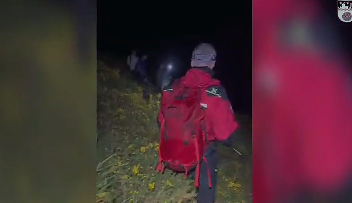 Ocho horas de angustia en Castro Valnera: Protección Civil saca a cuatro jóvenes de una trampa de niebla y tormenta a 1.100 m