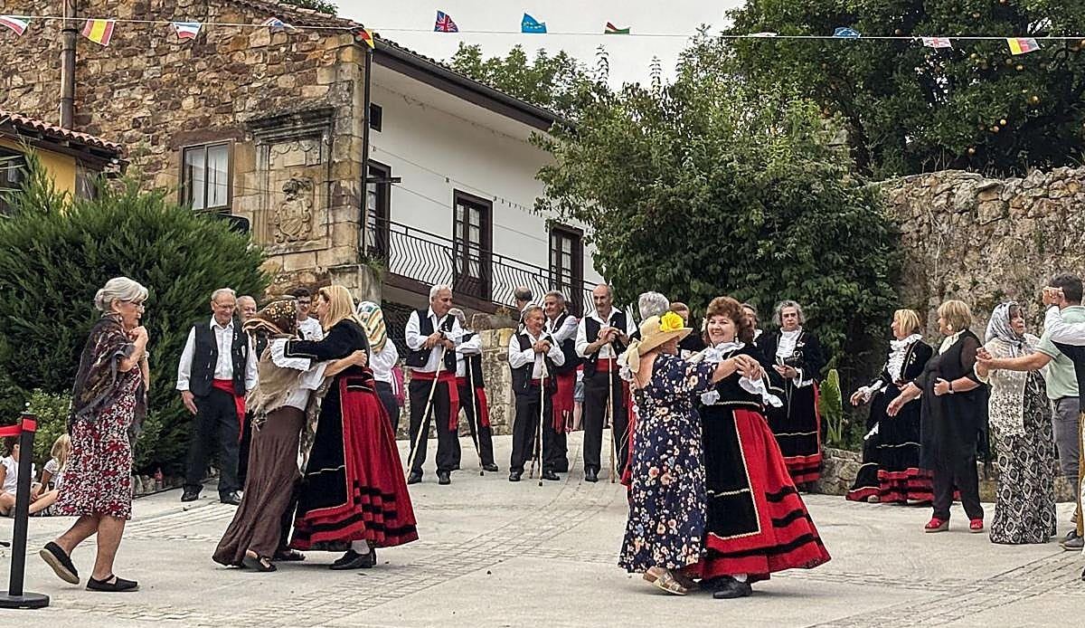 Quijano saca a bailar a sus vecinos sobre el nuevo adoquín de La Edesa tras una reforma de 270.000 euros