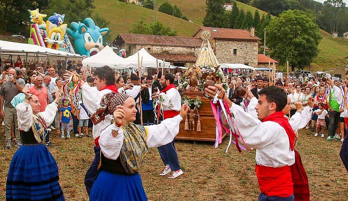 La Virgen de Valvanuz recupera su romería más auténtica tras el calvario de los 40 grados del año pasado