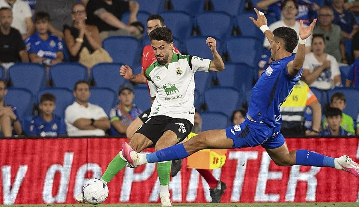 El Racing paga cara la distracción en el 'cooling break' y cae en Getafe con el sabor amargo de un penalti fallado