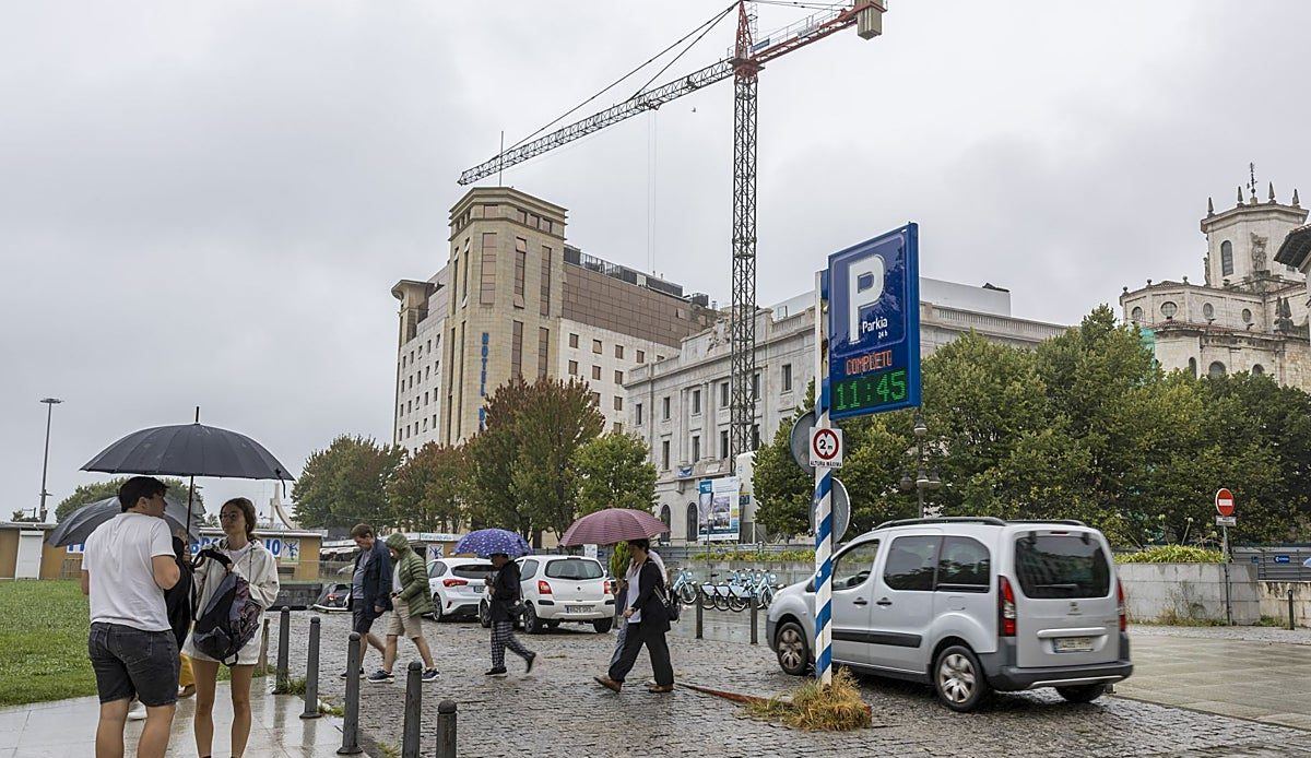 Aparcar en el centro de Santander en agosto: colas de media hora y parkings llenos antes de las once de la mañana