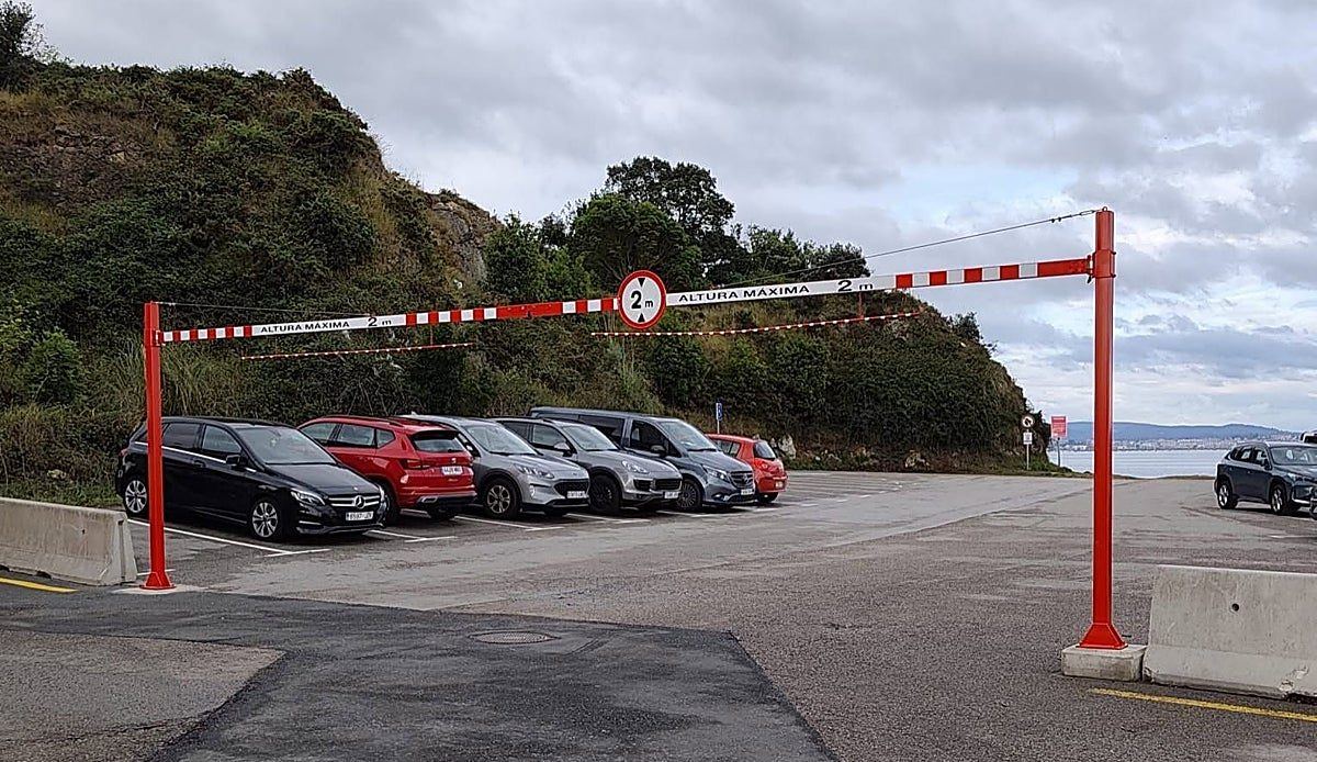 Marina de Cudeyo instala barreras en la playa de Pedreña para frenar la acampada ilegal de autocaravanas