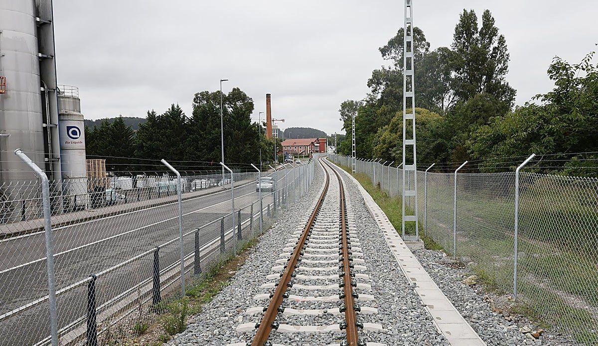 La vía auxiliar del tren de Torrelavega ya está construida, pero aún no puede usarse: el soterramiento marca el próximo paso