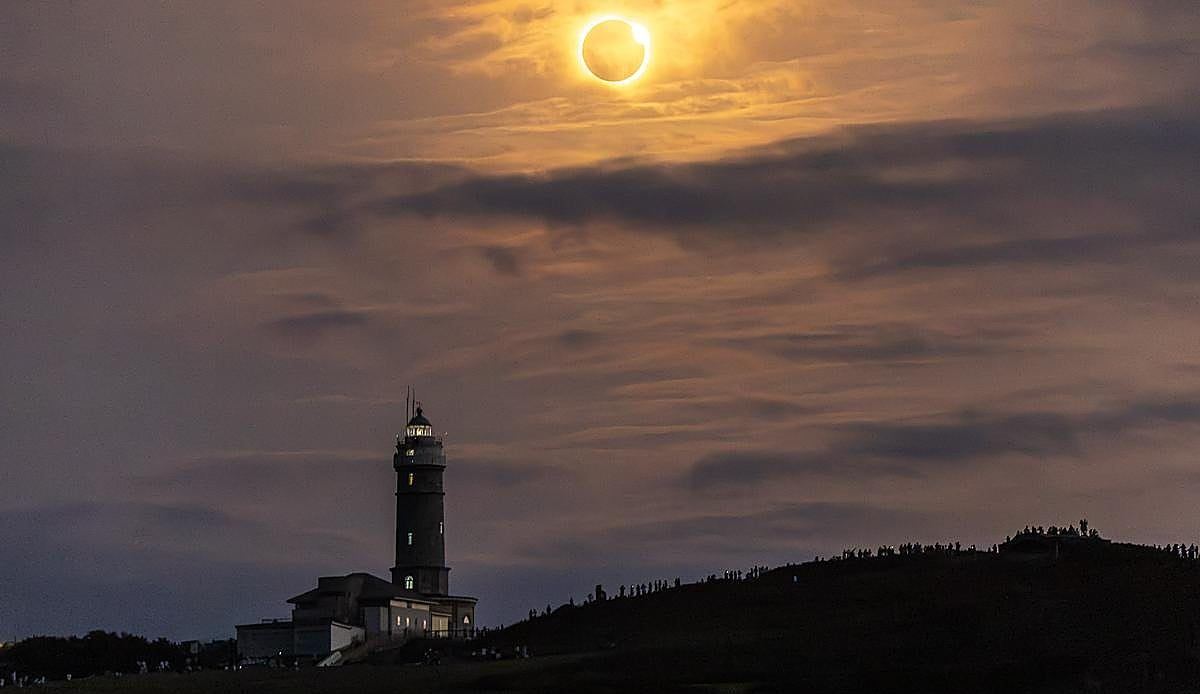 Cantabria vive sin sobresaltos el eclipse solar total más esperado de los últimos años