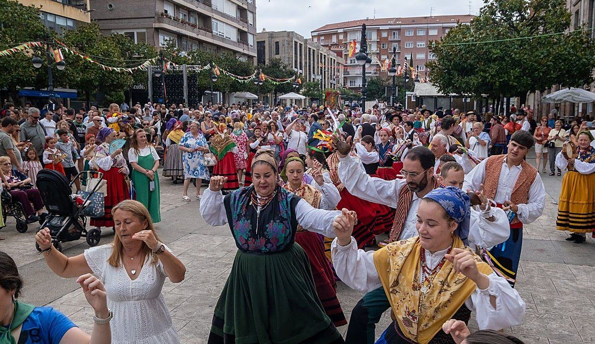 El Día del Folclore convierte Torrelavega en un gran escenario de cultura popular en plenas fiestas de la Virgen Grande