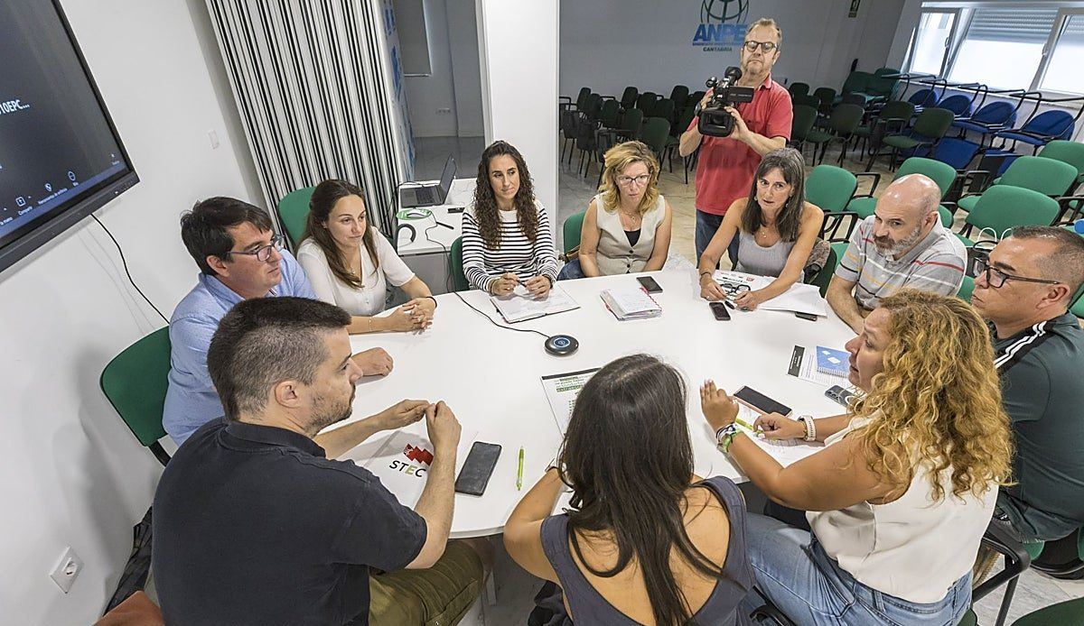 Familias de seis colegios cántabros afrontan el inicio de curso sin saber si sus hijos tendrán aula ni docente