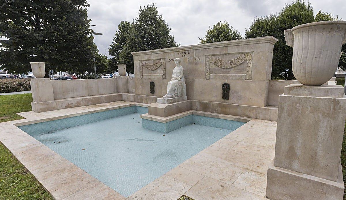 El monumento a Concha Espina recupera su esplendor en los Jardines de Pereda tras meses de restauración