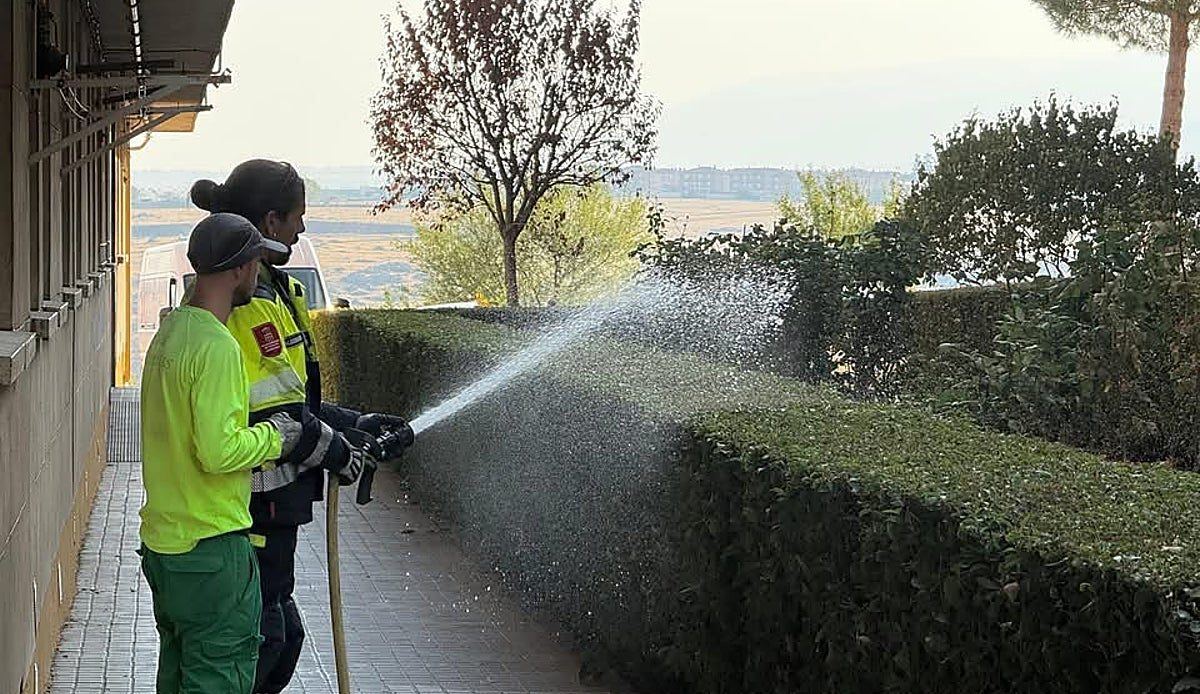 Los Bomberos de Segovia salen a regar jardines ante la crisis del agua en la zona sur