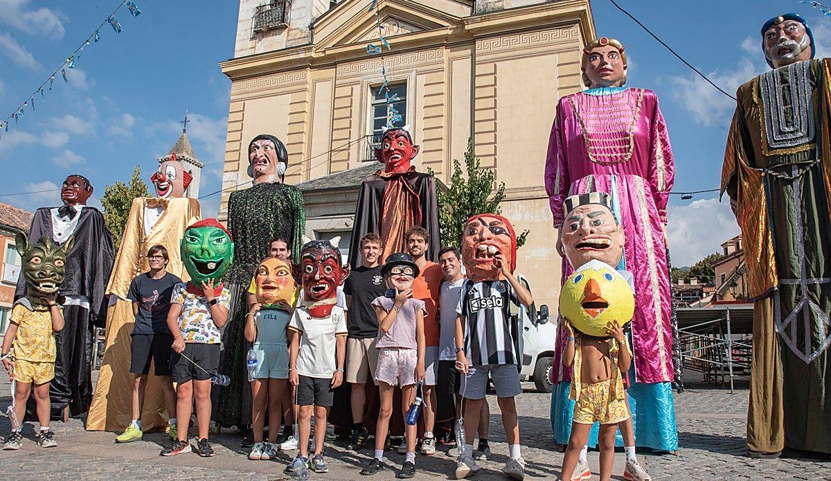 La comparsa que vertebra las fiestas de La Granja desde 1962: gigantes y cabezudos para todas las generaciones