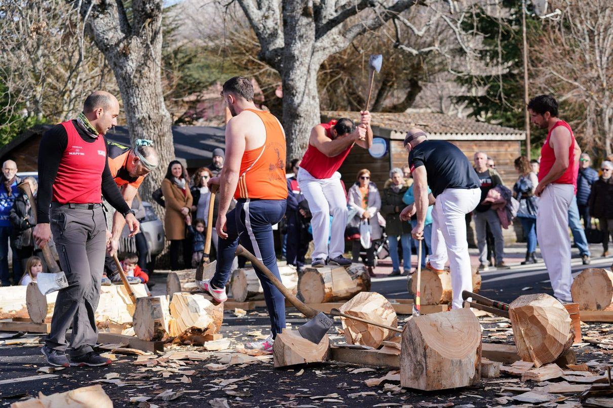 Hachas al aire en La Granja: los mejores cortadores de troncos se lucen en las fiestas de San Luis