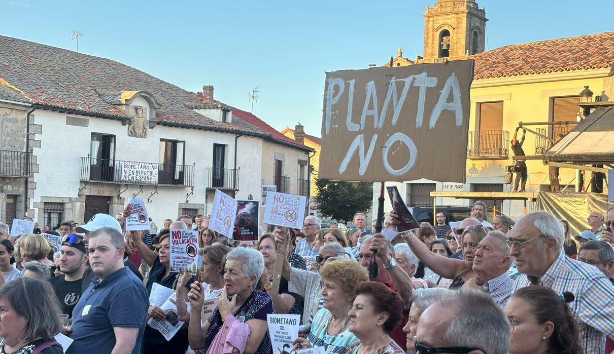 Villacastín sale a la calle en masa para frenar la instalación de una planta de biometano en su municipio