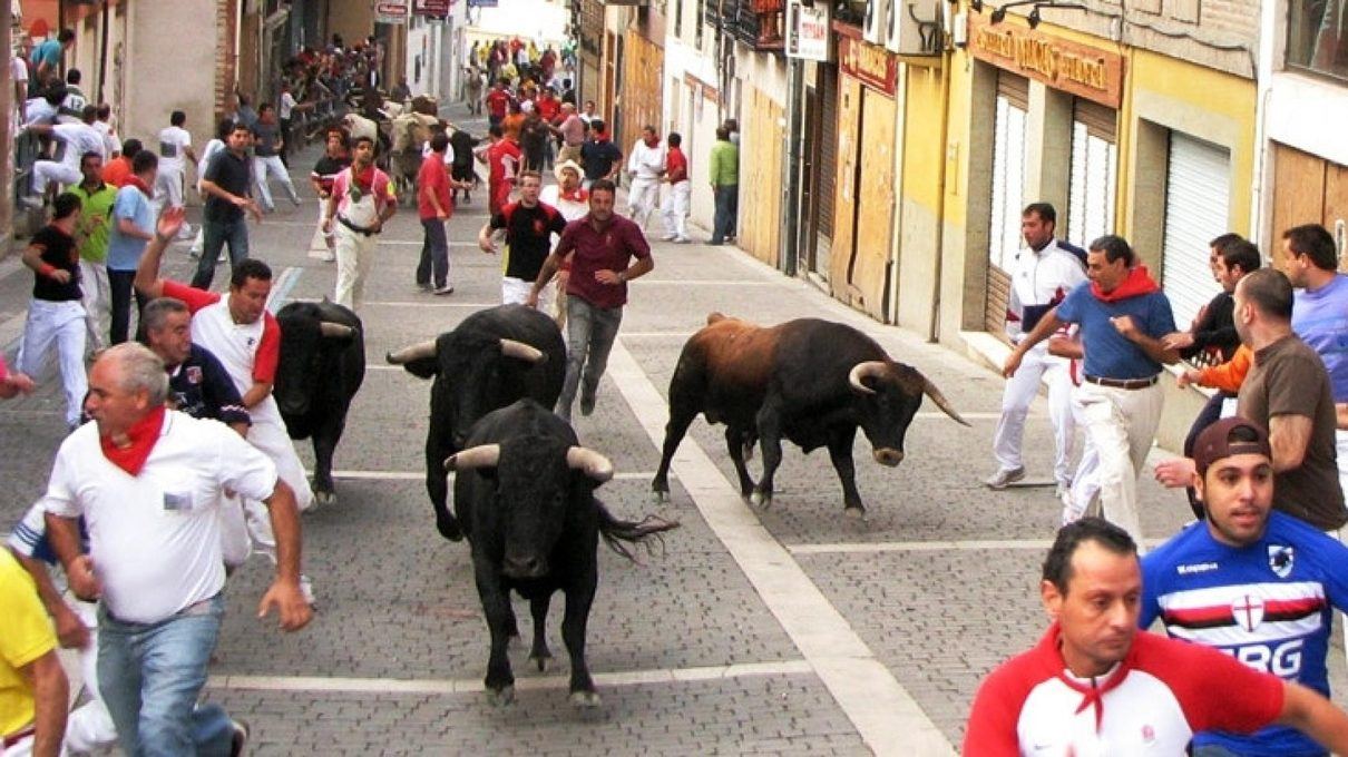 Un mozo resulta herido por asta de toro en el primer encierro de Cuéllar, que arrancó con una multitud en las calles