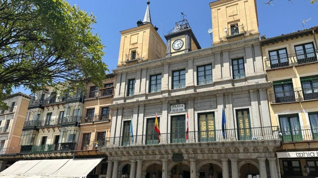 La basura vuelve a dividir el Ayuntamiento de Segovia: el PSOE no logra bajar la tasa y la mesa de negociación sigue sin reun