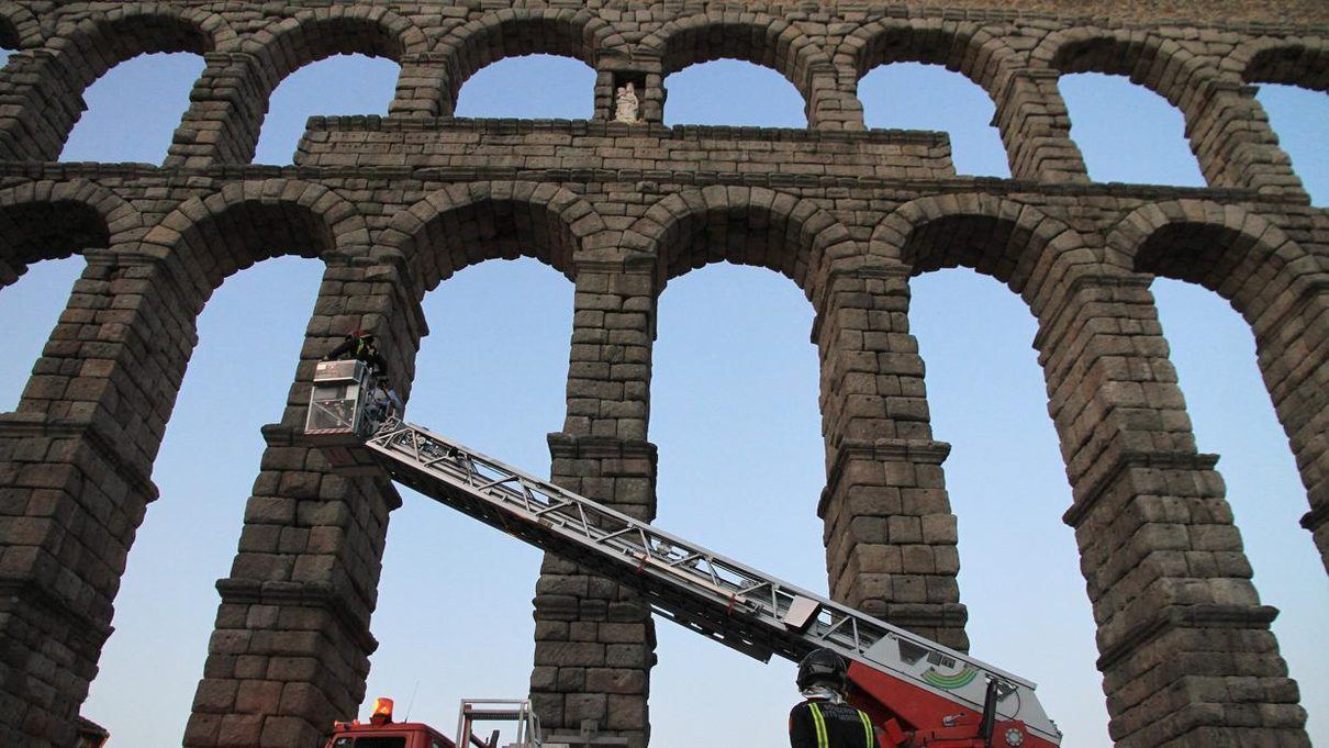 Una joven pasa casi una hora encaramada a lo alto del Acueducto de Segovia antes de ser rescatada por los bomberos