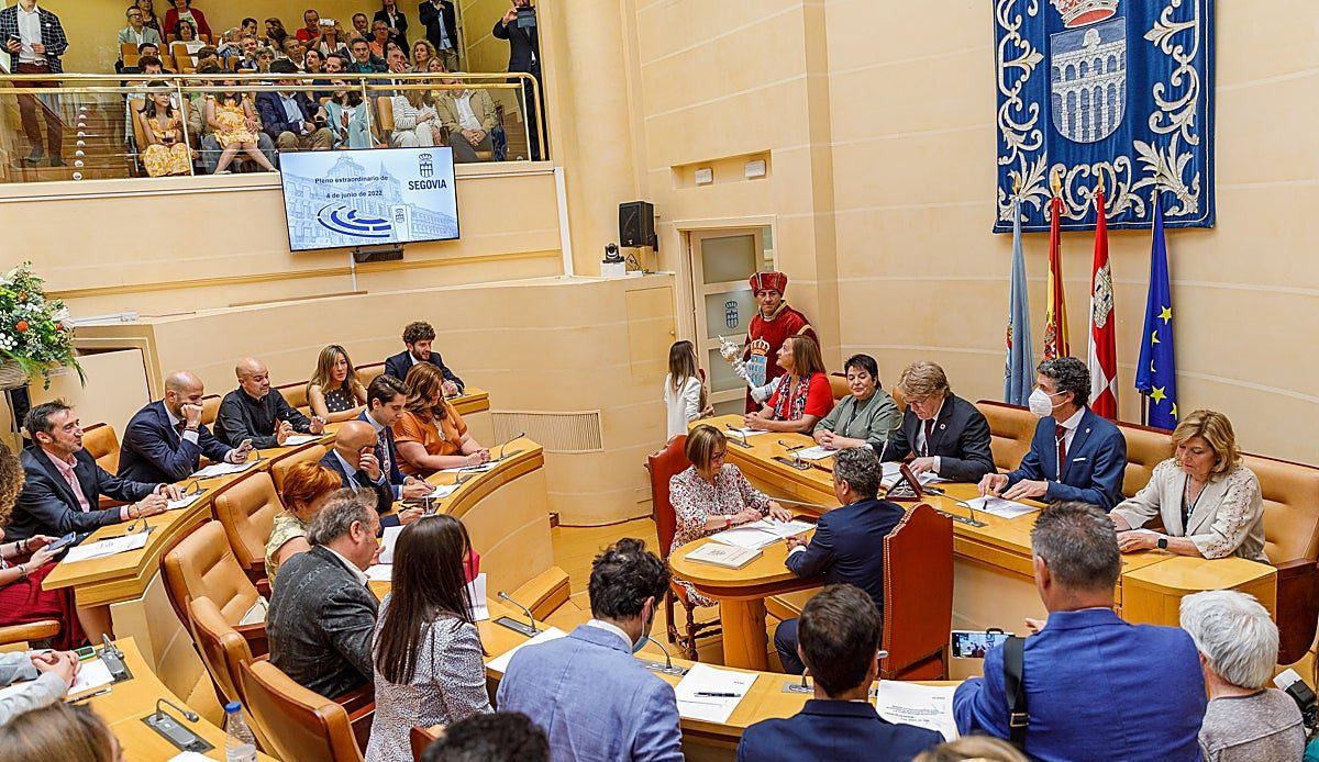 El debate sobre el folclore segoviano acaba en acusaciones de clasismo y polémica sobre identidad en el pleno municipal
