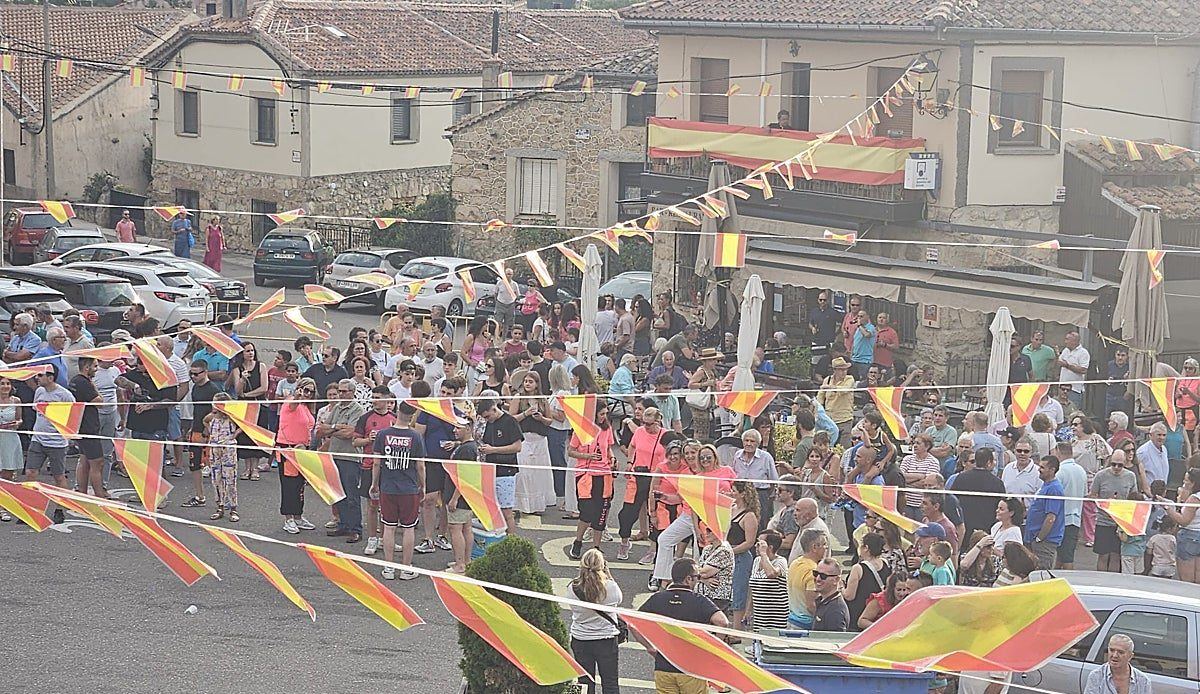 Navafría se viste de fiesta para celebrar a San Lorenzo con peñas, procesión y vecinos volcados en sus patronales