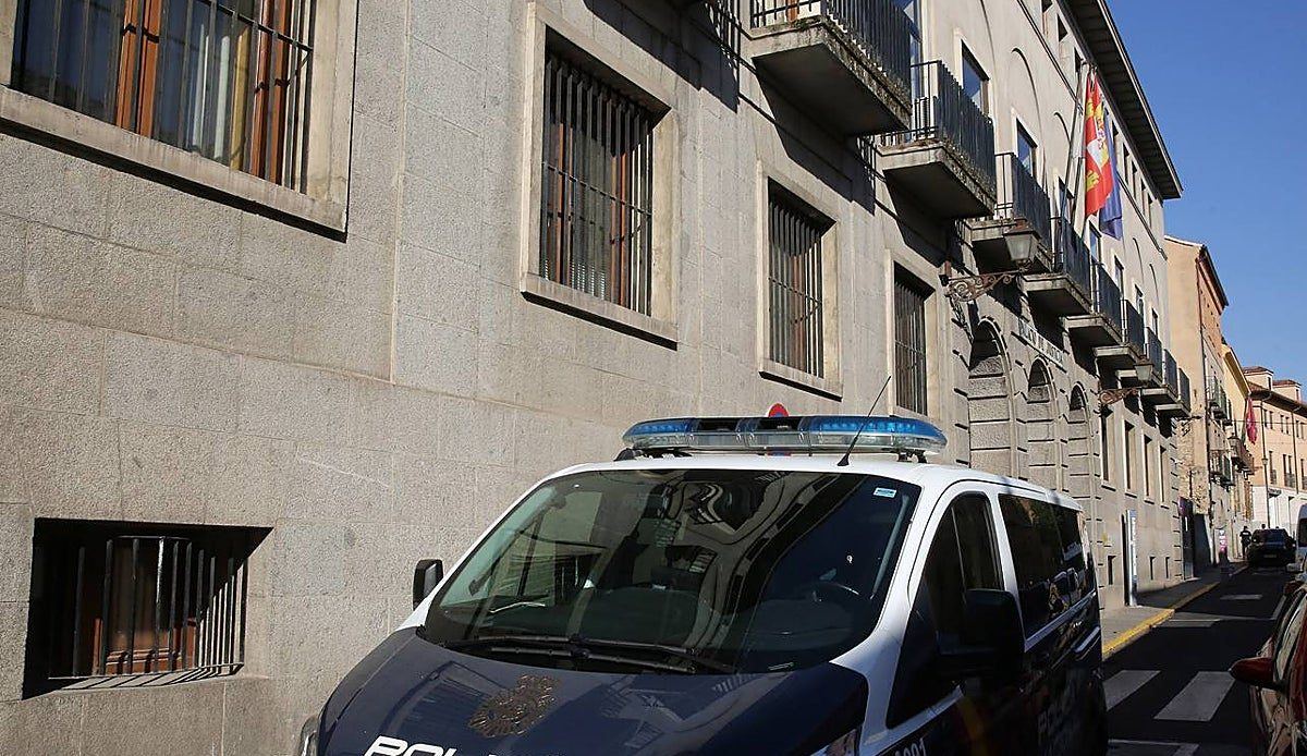 La Audiencia de Segovia confirma la condena a una mujer que pateó y escupió a policías tras presentarse ebria a su trabajo en