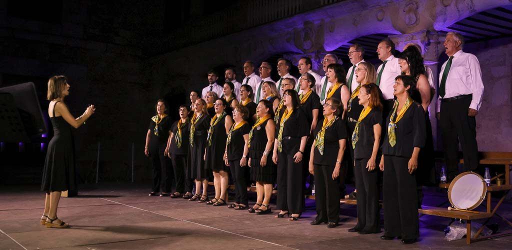 La Coral Cuellarana abre las fiestas de Cuéllar con cuarenta años de voces y emoción