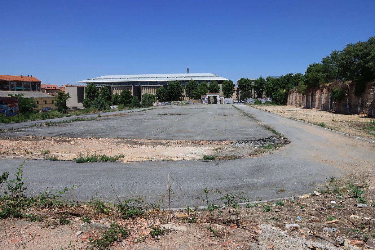 El aparcamiento de autobuses turísticos de Segovia sigue sin fecha de estreno pese a los meses de espera
