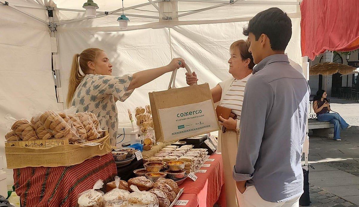 La Plaza Mayor de Segovia se llena de pequeñas tiendas que demuestran que el comercio local tiene futuro