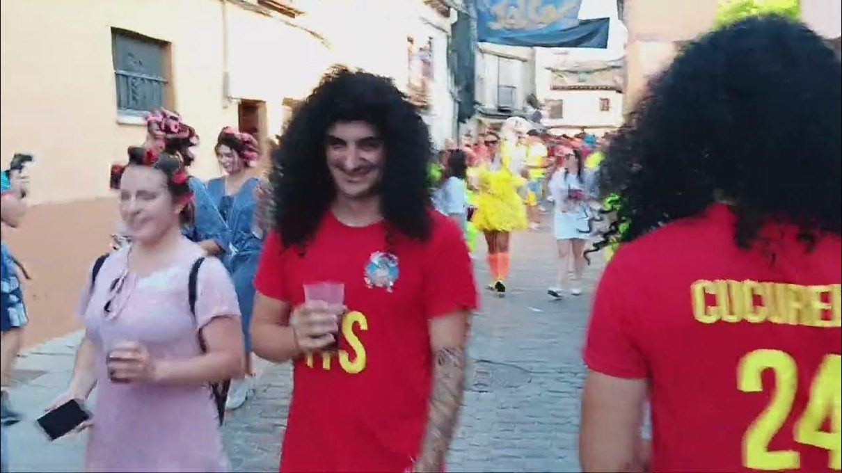 La Lastrilla echa a andar sus fiestas con un colorido desfile de peñas y un pregón que llenó las calles de emoción