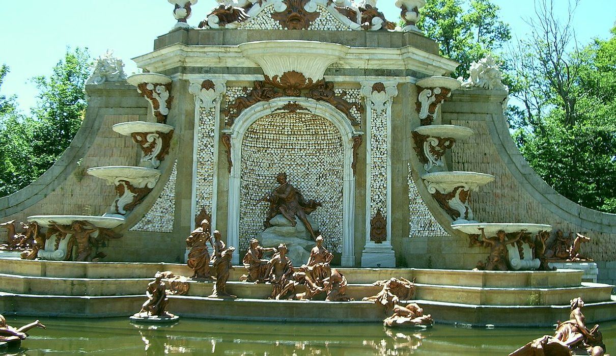 La Granja de San Ildefonso se viste de fiesta con dos reinas, siete damas y cuatro princesas