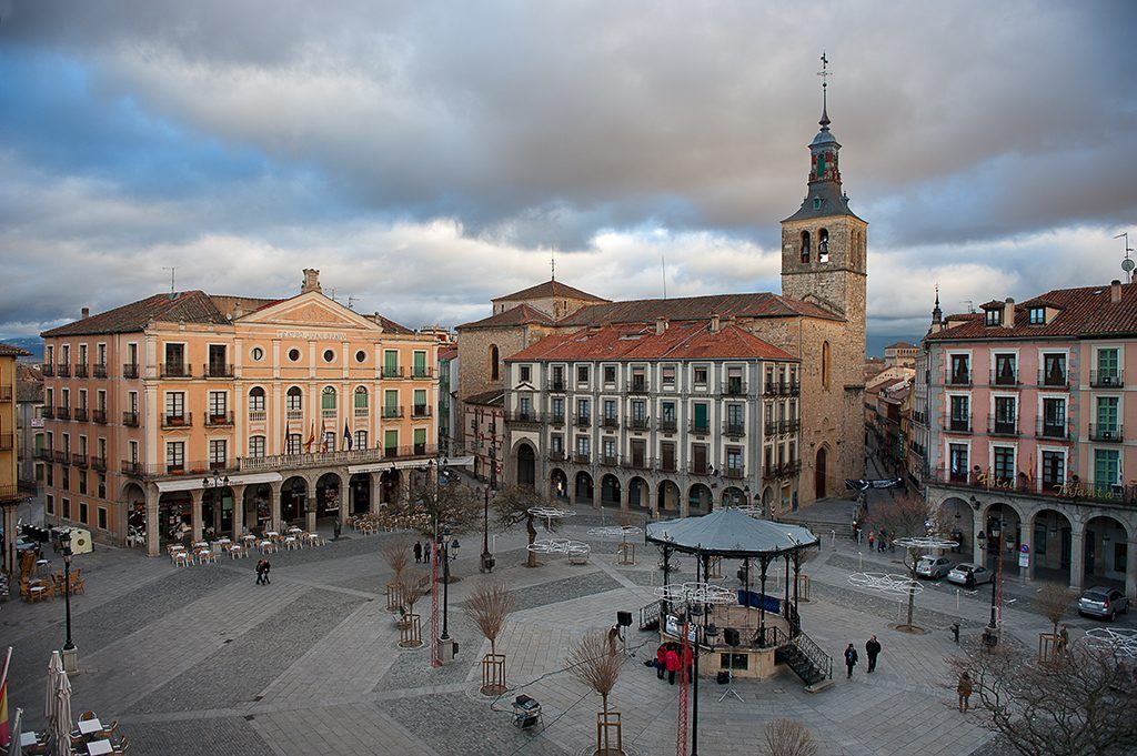 La Coral Polifónica Amadeus llena de música la Plaza Mayor de Cantimpalos en el arranque de sus fiestas patronales