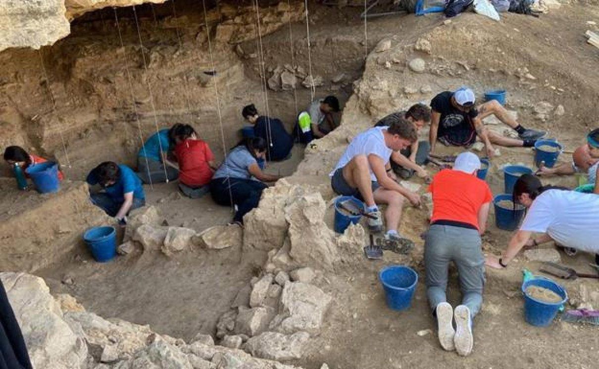 El antiguo hotel Victoria de Segovia despierta tras décadas de abandono con el inicio de las excavaciones arqueológicas