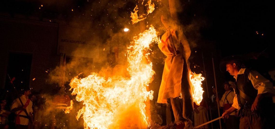 Segovia se vuelca con San Roque en una jornada festiva que arranca con espuma y termina con la Quema de la Bruja