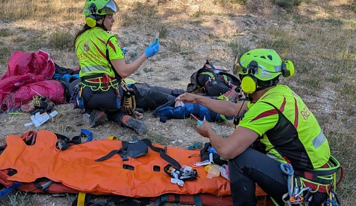 Un helicóptero rescata a un parapentista herido entre los árboles de La Pinilla tras una maniobra de alta precisión