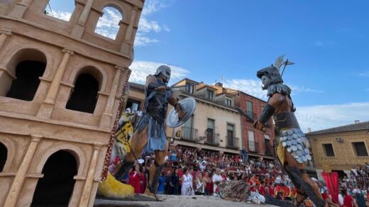 Fuentepelayo cuenta los días para su desfile de carrozas más esperado: trece creaciones artesanales teñirán las calles el sáb