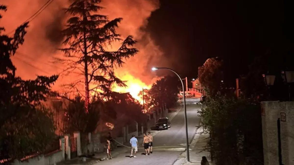 Dos incendios simultáneos sacuden una urbanización de Santa Cruz de Retamar y dejan un herido por inhalación de humo