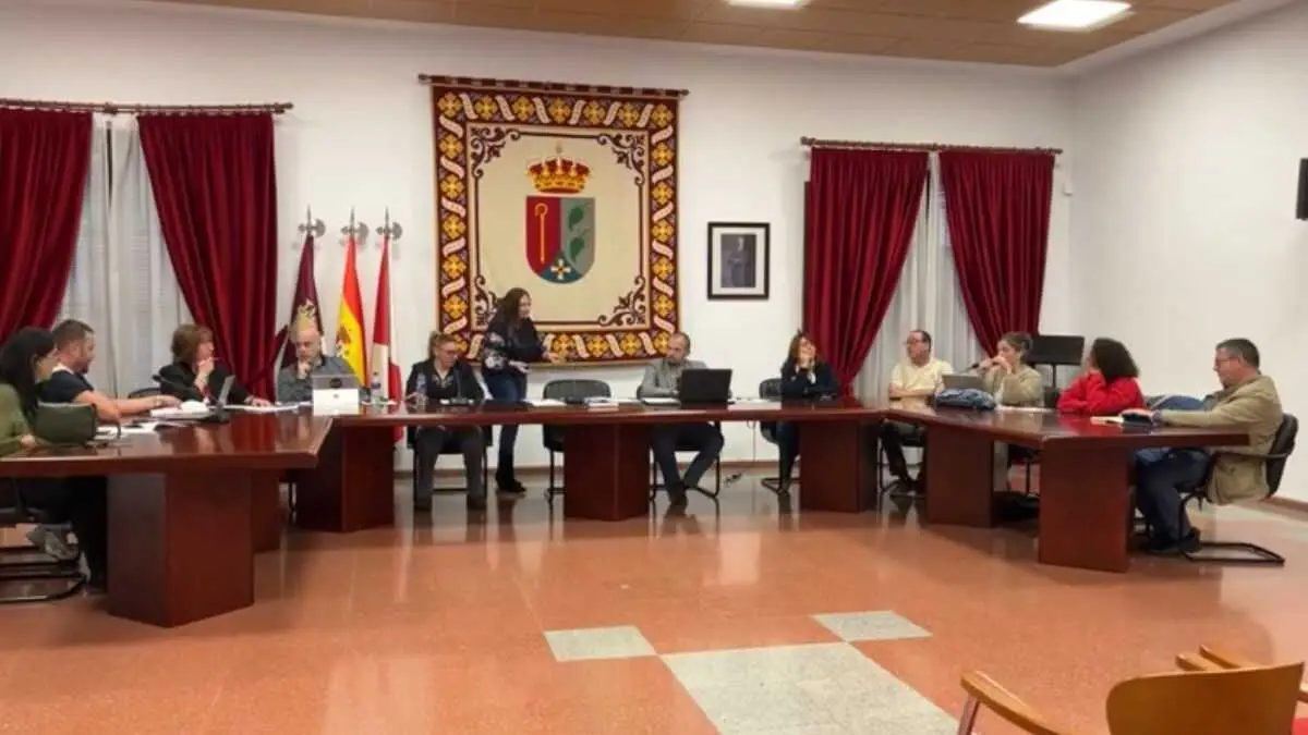 La marcha de un concejal del PP deja al gobierno de Camarena sin mayoría en plena crisis económica municipal