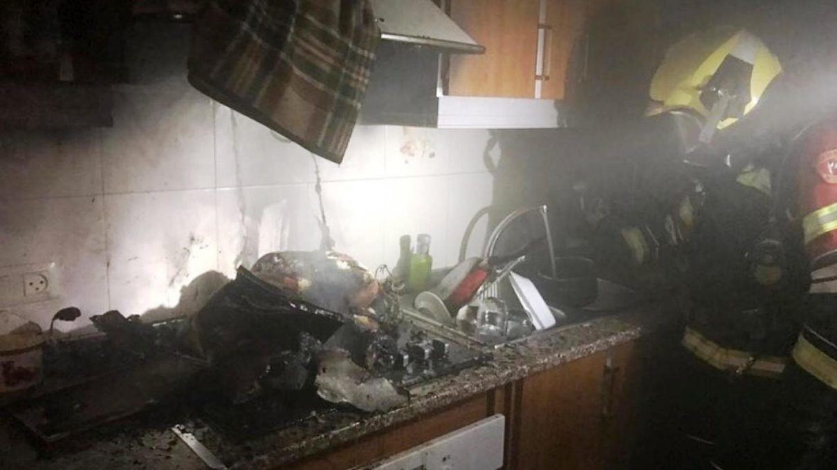 El fuego en una cocina de La Puebla de Almoradiel deja a un joven de 20 años hospitalizado por inhalación de humo