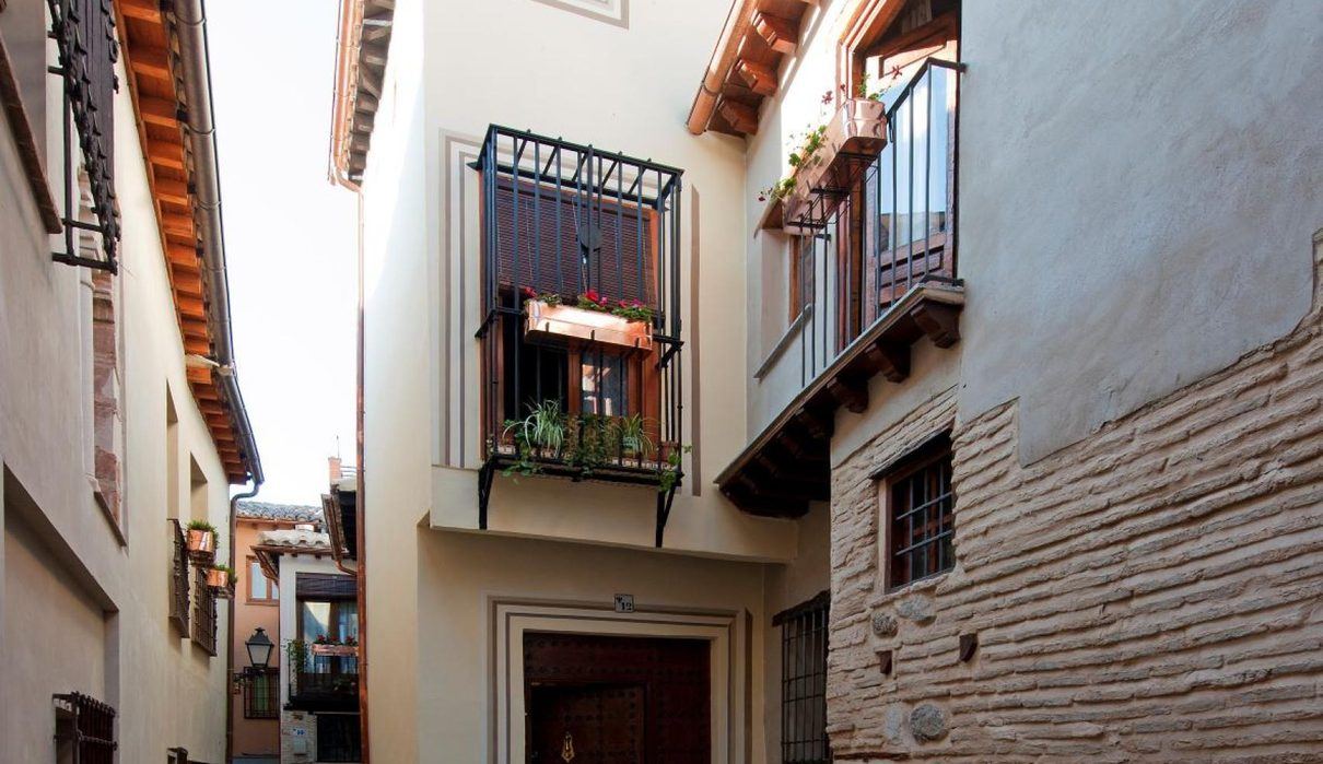 Toledo cede un piso público a la vecina desahuciada del Casco Histórico mientras el turismo sigue vaciando el barrio de inqui
