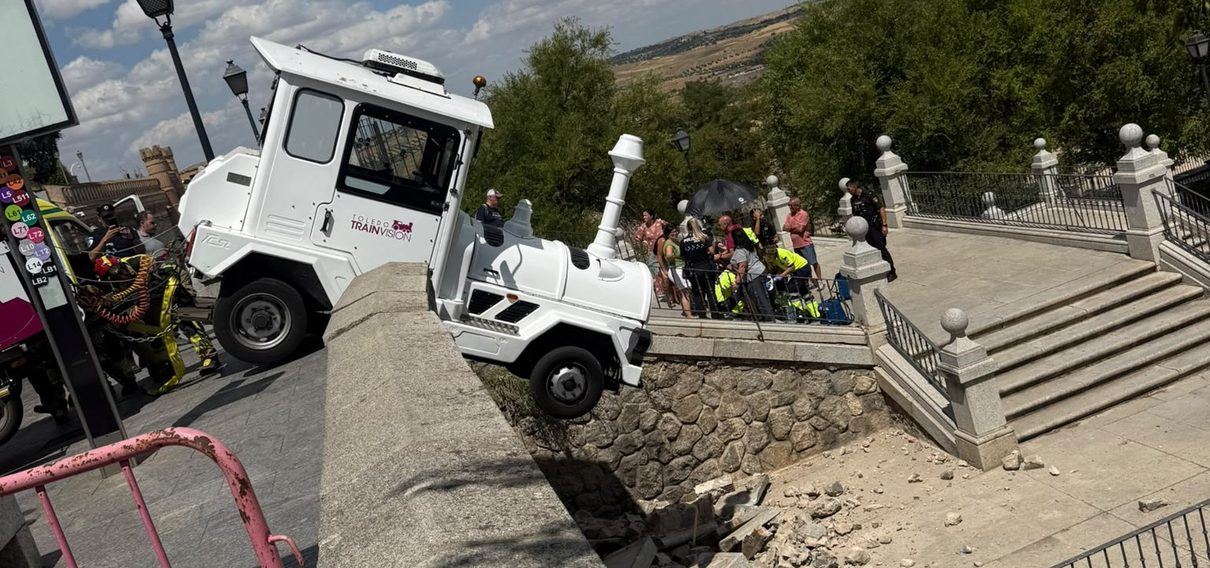 Un tren turístico sin control arrolla a un turista italiano junto al Alcázar de Toledo tras soltarse cuesta abajo