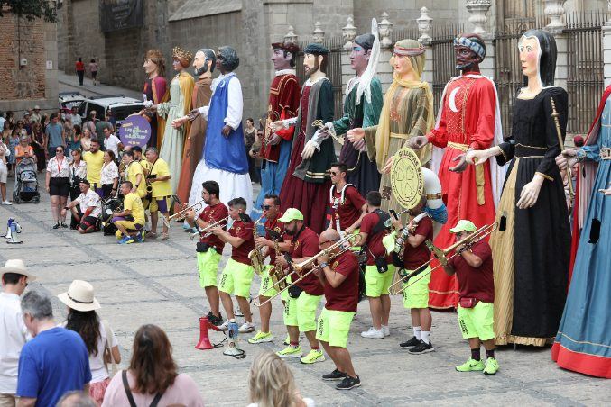 Toledo abre sus fiestas con gigantes, limonada y música pese al viento que intentó aguar la fiesta
