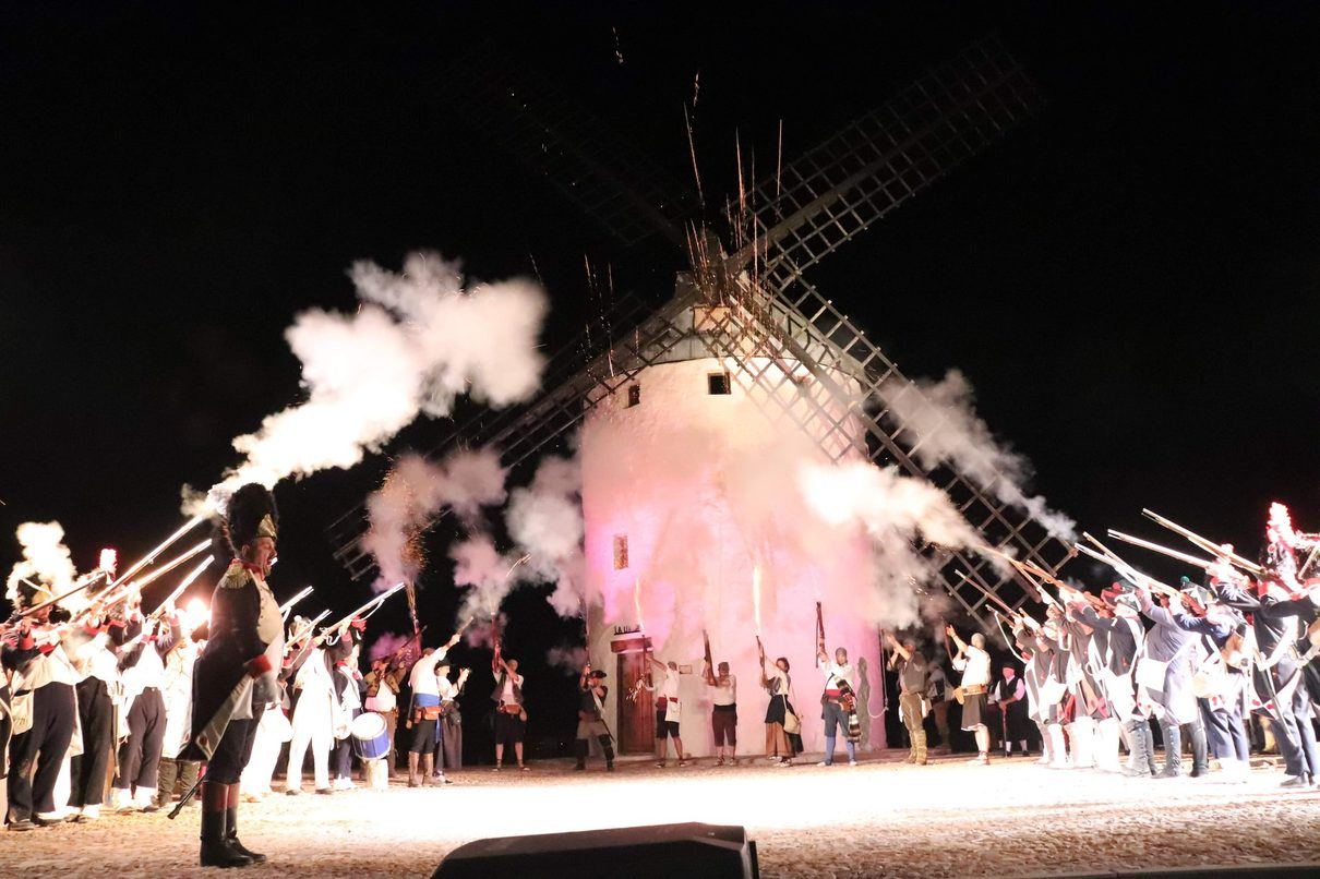 Camuñas revive bajo la noche del siglo XIX con pólvora, guerrilleros y mercados históricos en su gran recreación anual