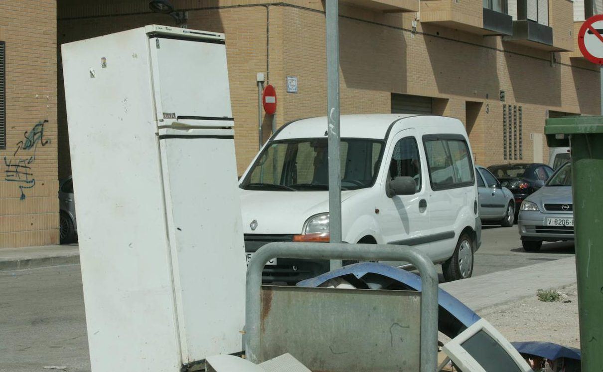 Sofás, colchones y electrodomésticos toman las calles de València mientras la recogida municipal acumula retrasos